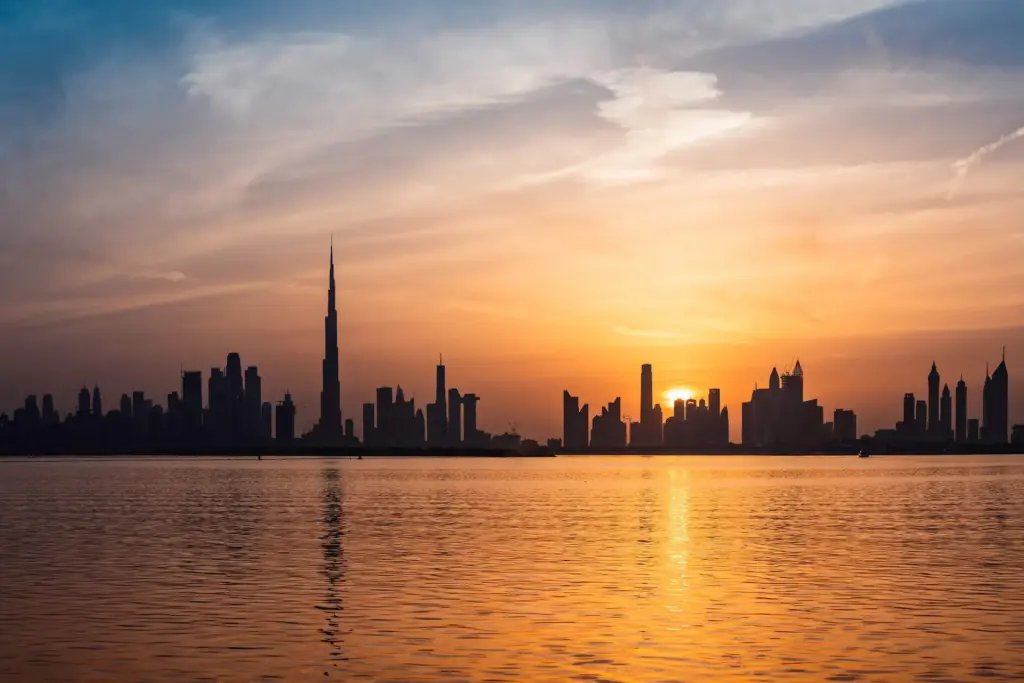 Skyline von Dubai mit Burj Khalifa bei Sonnenuntergang