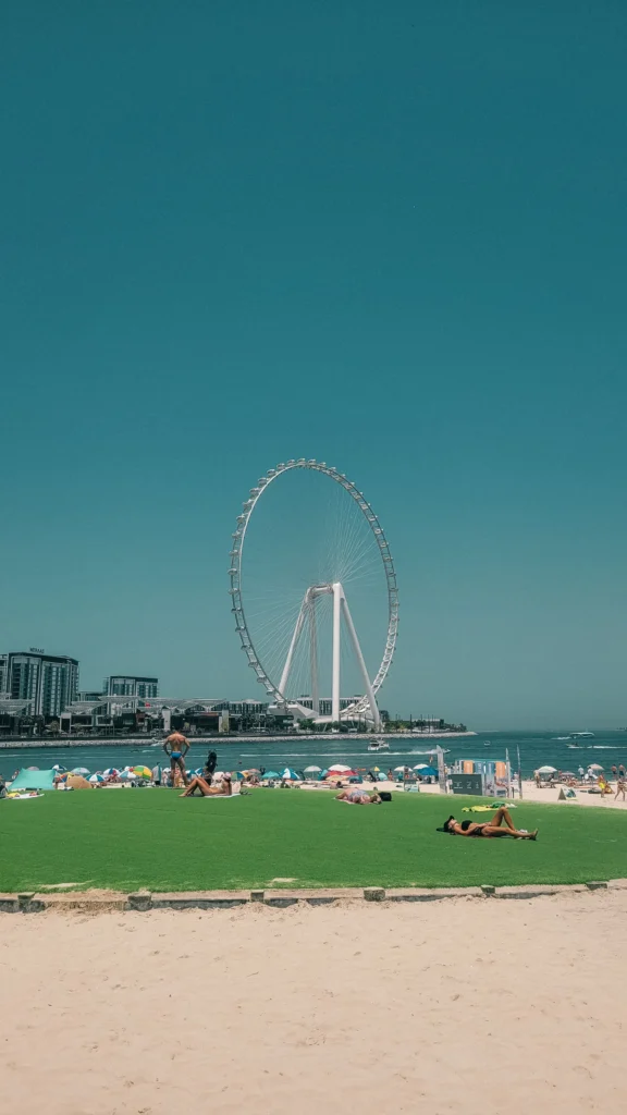 Strand vor JBR mit dem Riesenrad Ain Dubai auf Bluewaters