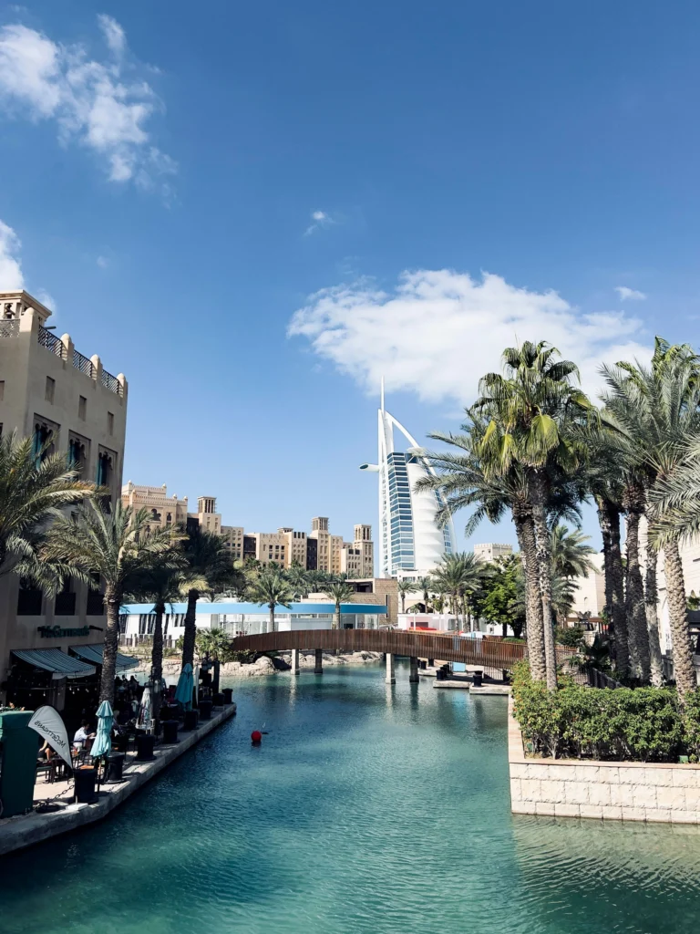 Burj Al Arab mit Palmen und Souk Madinat Jumeirah
