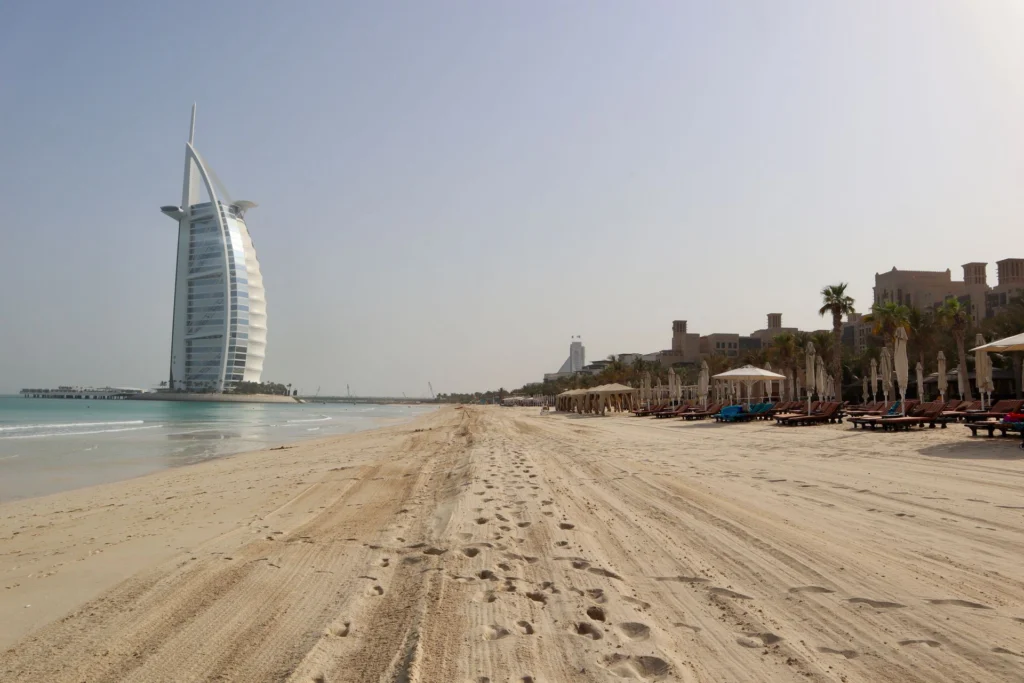 Strand in Umm Suqeim mit Blick auf den Burj Al Arab