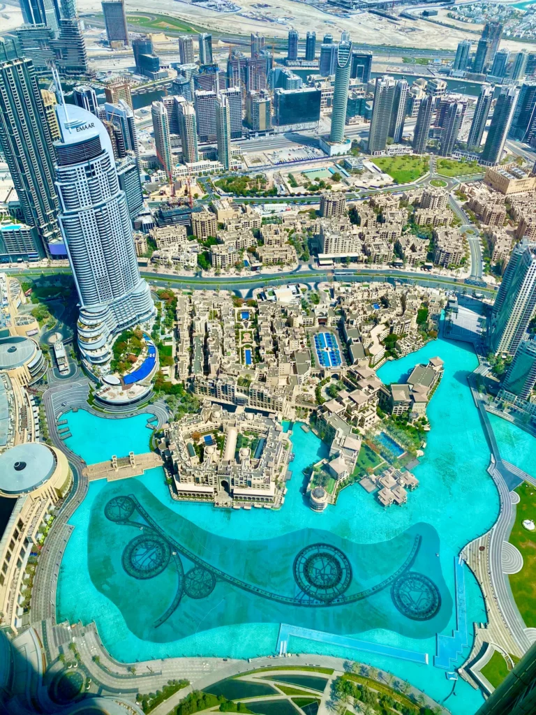 Luftaufnahme von Downtown Dubai mit Dubai Fountain und Old Town