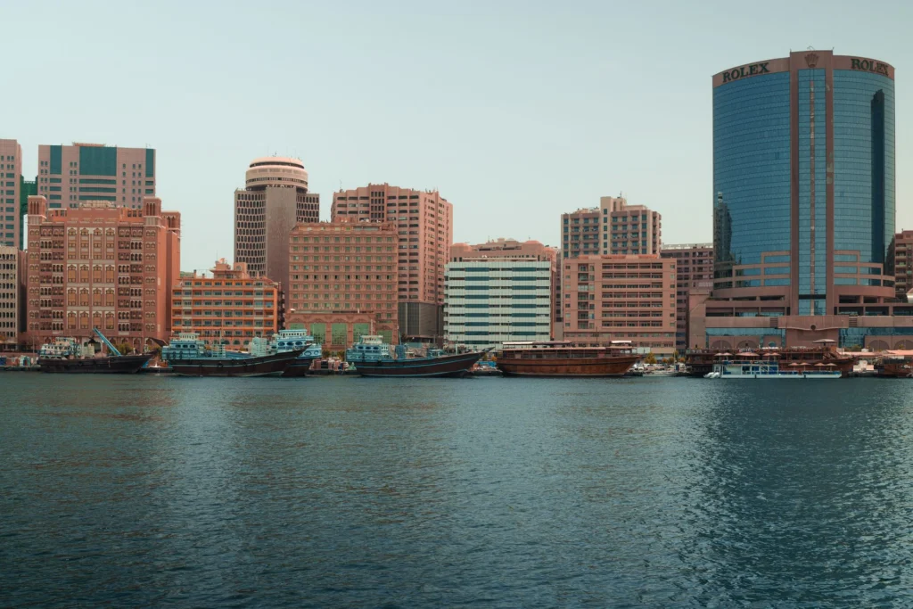 Dhaus am Dubai Creek vor Gebäuden in Deira