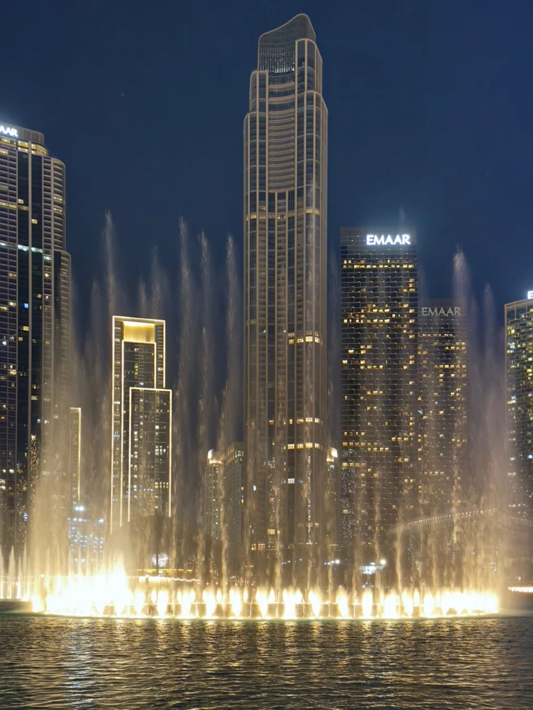 Dubai Fountain bei Nacht vor den Wohntürmen von Downtown
