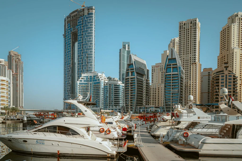 Jachten im Hafen von Dubai Marina vor Wohnhochhäusern