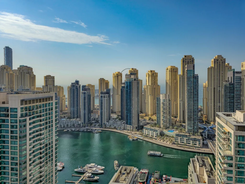 Wohntürme am Kanal von Dubai Marina