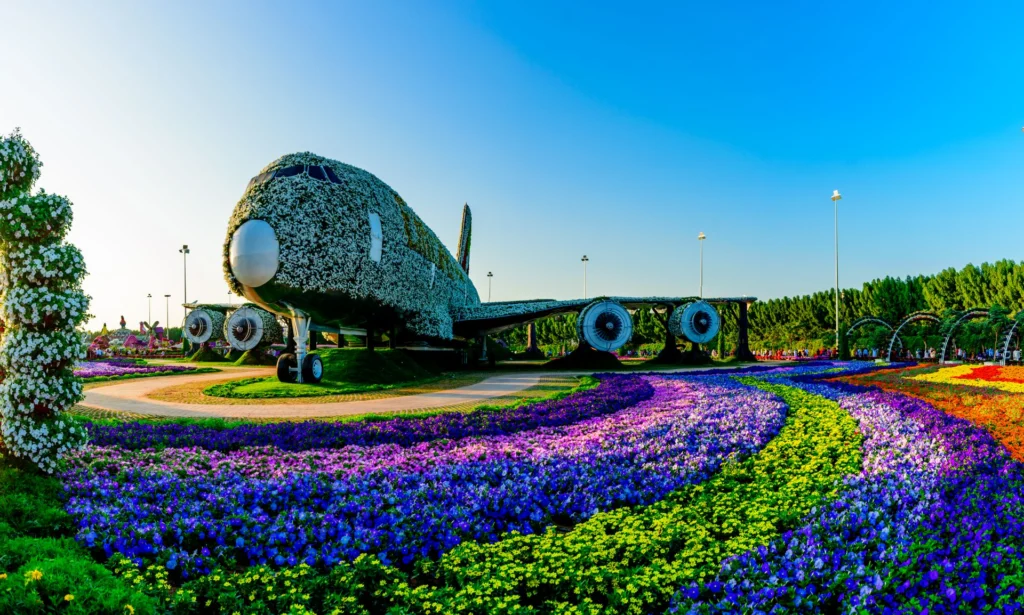 Mit Blumen bedecktes Flugzeug im Dubai Miracle Garden
