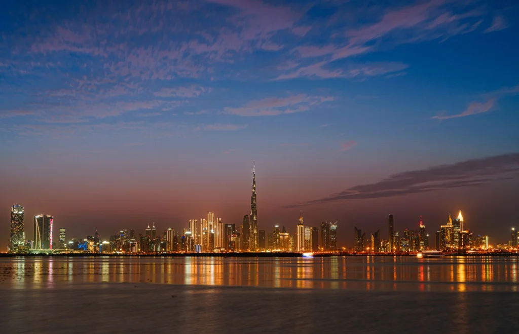 Skyline von Dubai bei Nacht mit dem Burj Khalifa
