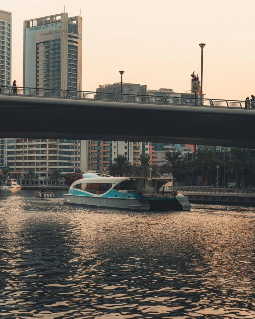 Wassertaxi auf dem Kanal in Dubai unter einer Brücke