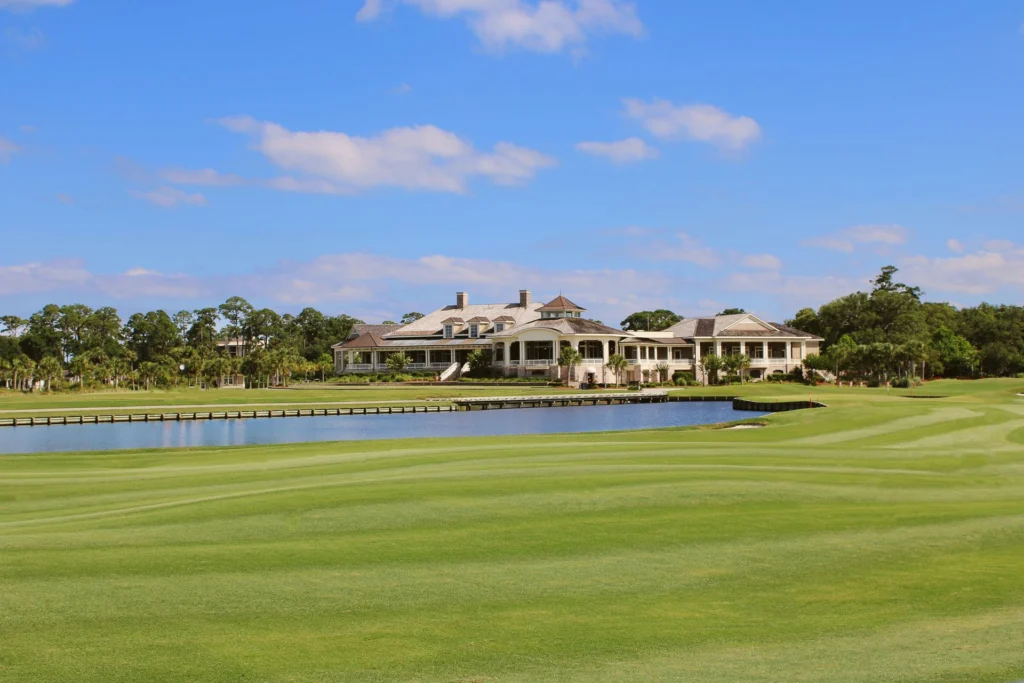 Golfplatz mit See und Clubhaus (Beispielbild)