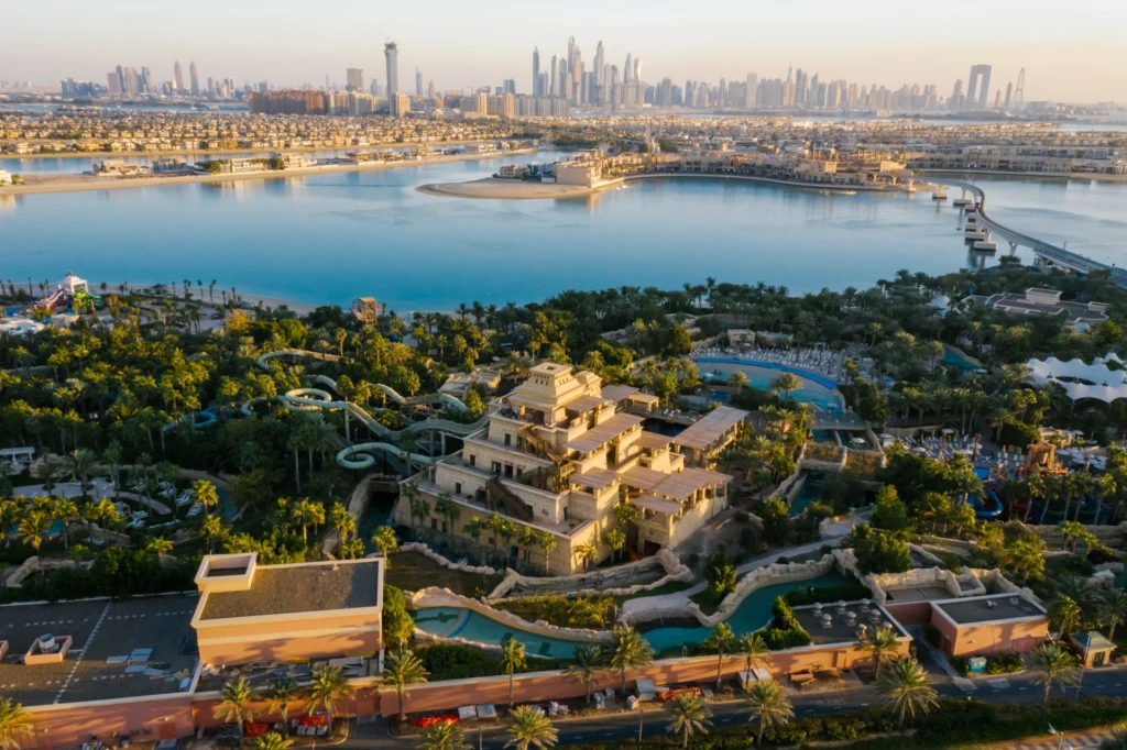 Blick von der Palm Jumeirah über das Wasser bis zur Skyline der Marina