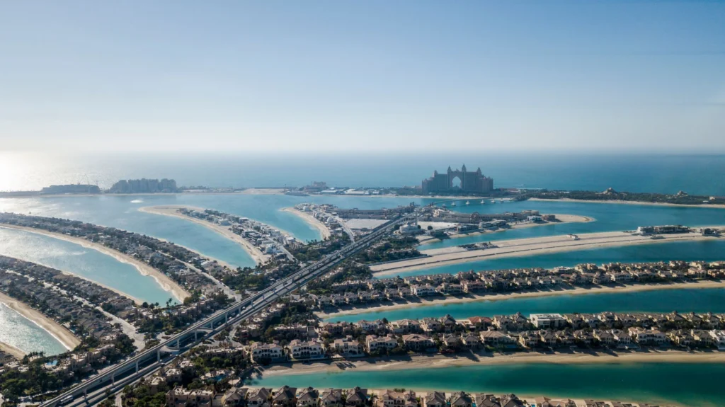 Luftaufnahme der Palm Jumeirah mit Wedeln und Villen