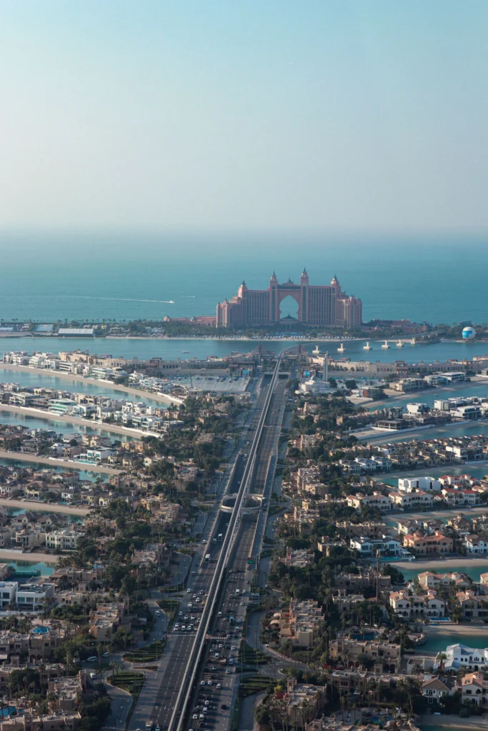Blick über den Stamm der Palm Jumeirah bis zum Atlantis