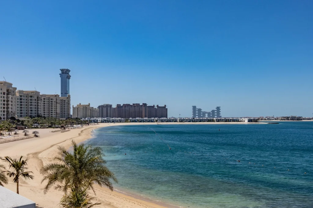 Strand an der Palm Jumeirah mit Palmen und Blick aufs Meer