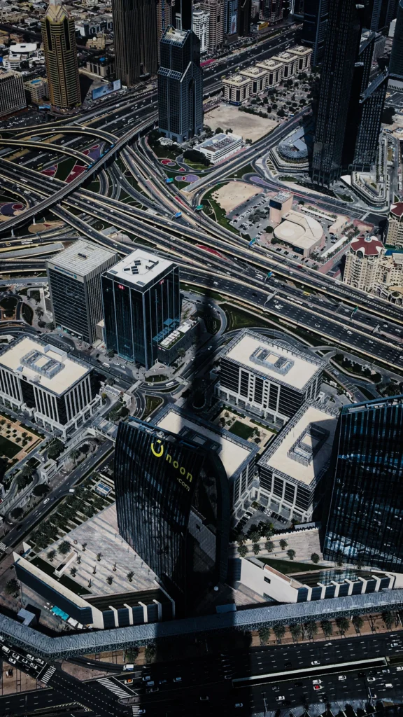 Bürotürme und Straßen an der Sheikh Zayed Road von oben
