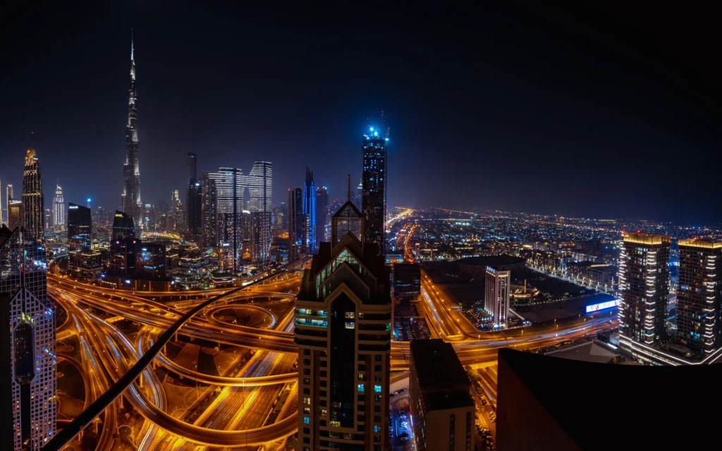 Sheikh Zayed Road bei Nacht mit dem Burj Khalifa