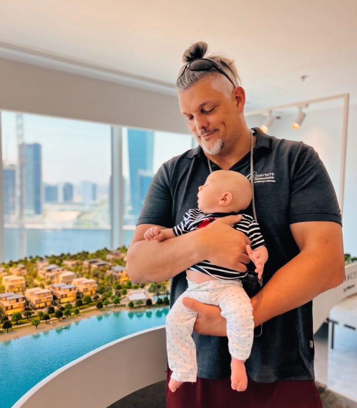 Dr. Florian Roski mit Baby beim Besuch einer Projektpräsentation in Dubai