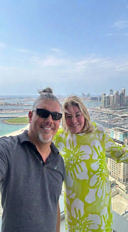 Zwei Kunden von REAL DUBAI vor der Skyline von Dubai